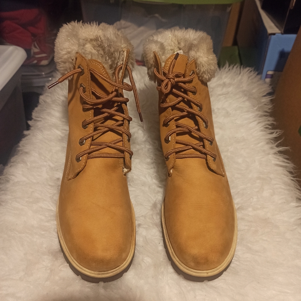 Timberland women's  faux fux leather camel color. Size 8½